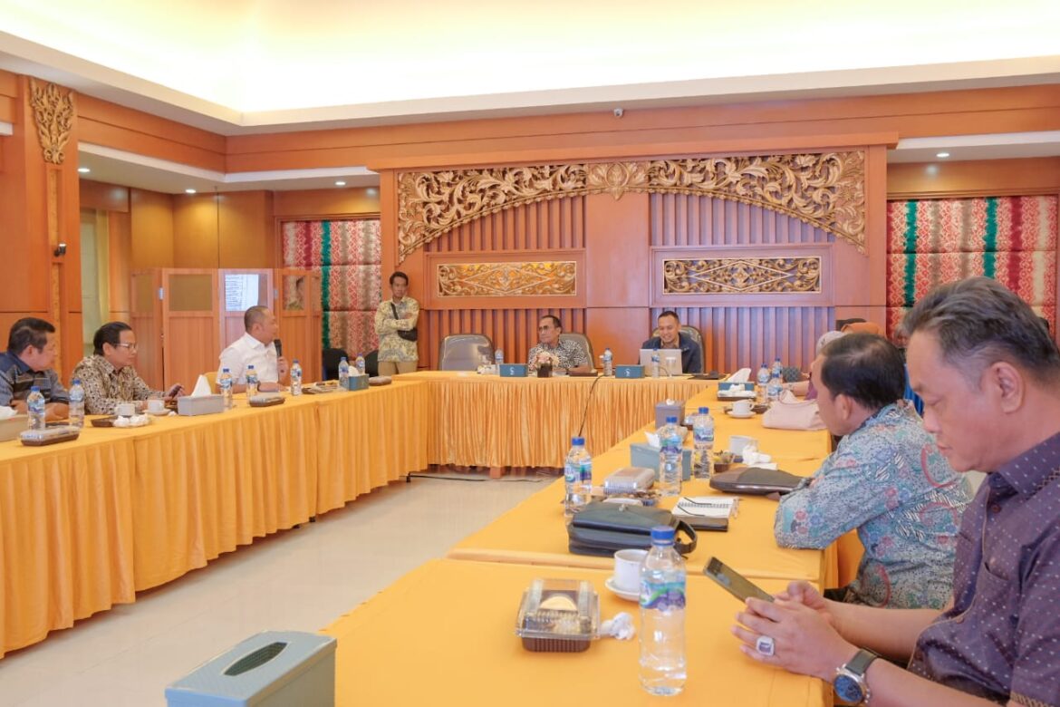 Komisi IV DPRD Provinsi Kalsel gelar focus group discussion bersama Direktorat Jenderal Bina Keuangan Daerah Kementerian Dalam Negeri RI membahas kajian 20 persen mandatory spending pada alokasi anggaran pendidikan di Raperda Perubahan APBD Kalsel Tahun Anggaran 2023.(foto : humasdprdkalsel)