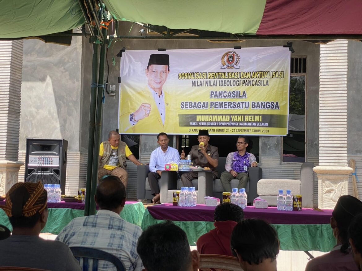 Wakil Ketua Komisi II DPRD Provinsi Kalsel Muhammad Yani Helmi melaksanakan kegiatan Sosialisasi Revitalisasi dan Aktualisasi Nilai-Nilai Ideologi Pancasila di Desa Madu Retno Kecamatan Karang Bintang Kabupaten Tanbu.(foto : ist)