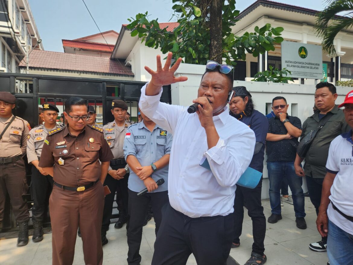 H Akhmat Husaini Ketua KAKI Kalsel yang berhasil membentuk perwakilan di Jakarta saat berorasi di Kejati Kalsel (foto Istimewa)