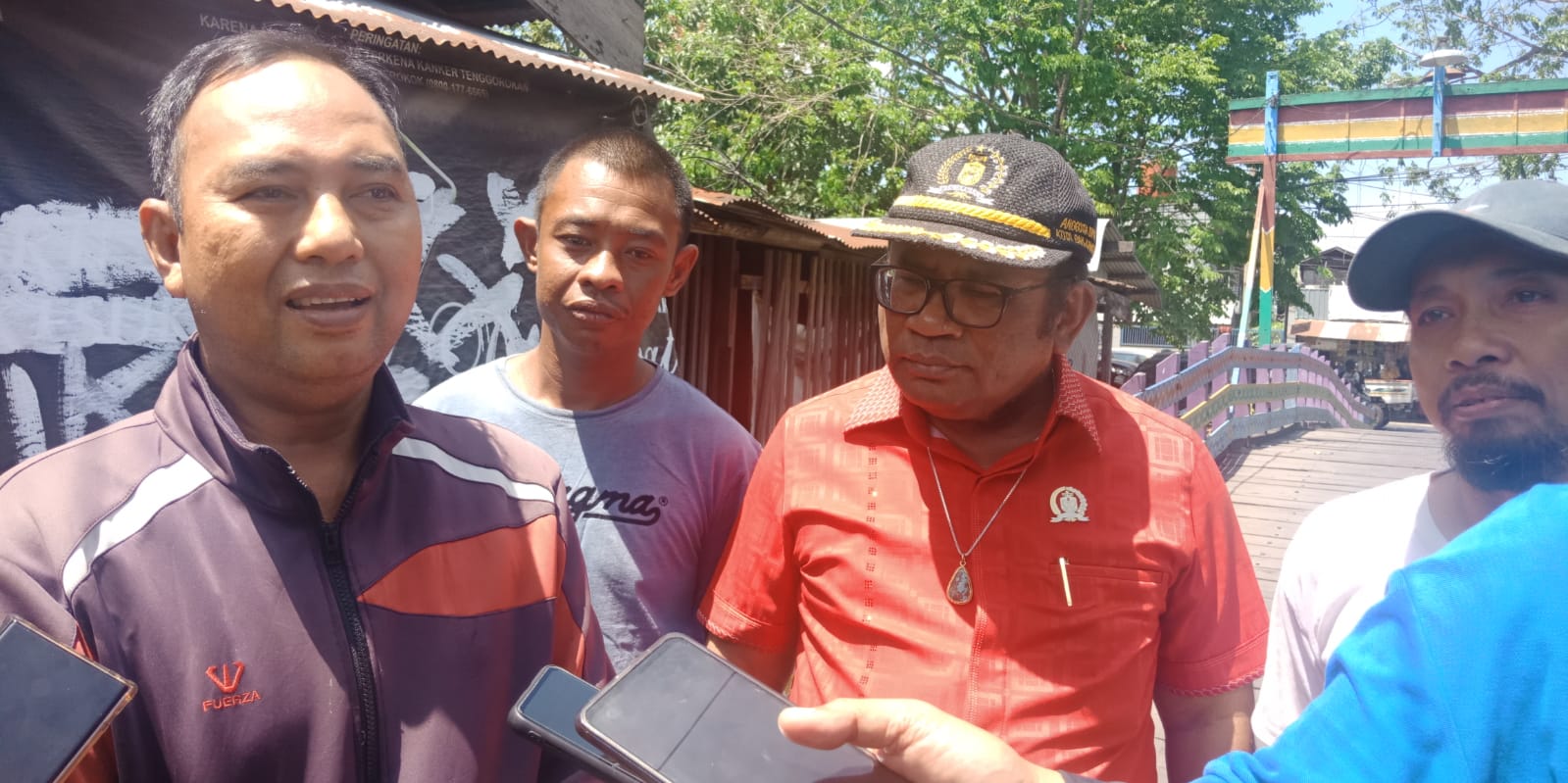 Warga Gang Pelangi Belitung Darat Menyampaikan Aspirasinya dihadapan Ketua Komisi IV DPRD Kota Banjarmasin Saut Nathan Samosir untuk Perbaikan Jembatan di Sungai Duyung Gang Pelangi, Banjarmasin Barat (foto:baritopost)