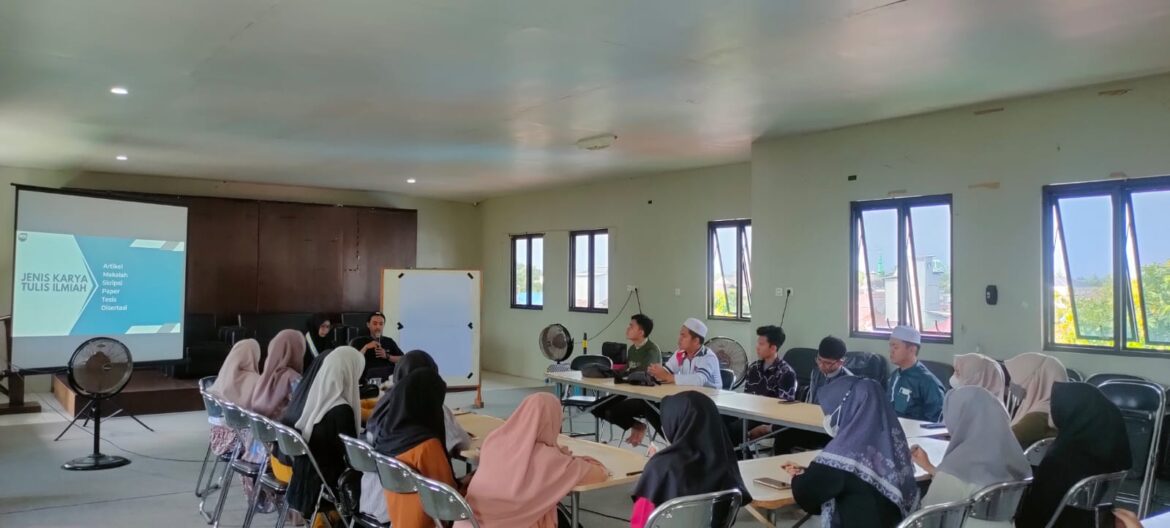 Pelatihan penulisan karya ilmiah oleh PC PMII Barabai.(foto : yufanata/brt)