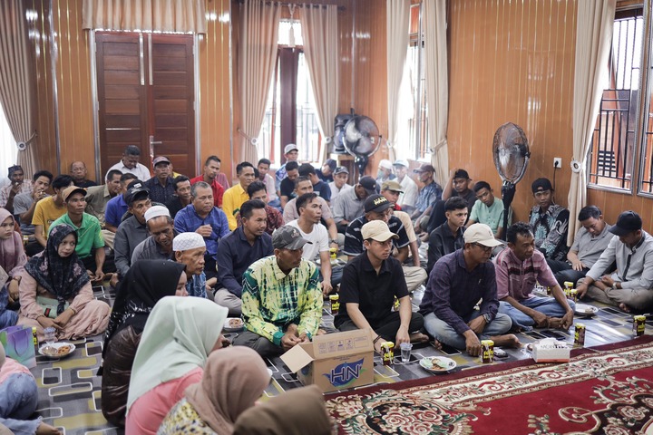 Warga masyarakat di wilayah Kabupaten HSU saat menghadiri kegiatan Sosialisasi Perda Provinsi Kalsel Nomor 4 Tahun 2016 tentang Pemberdayaan Masyarakat dan Desa yang dilaksanakan Ketua Komisi III DPRD Provinsi Kalsel H Sahrujani.(foto : humasdprdkalsel)