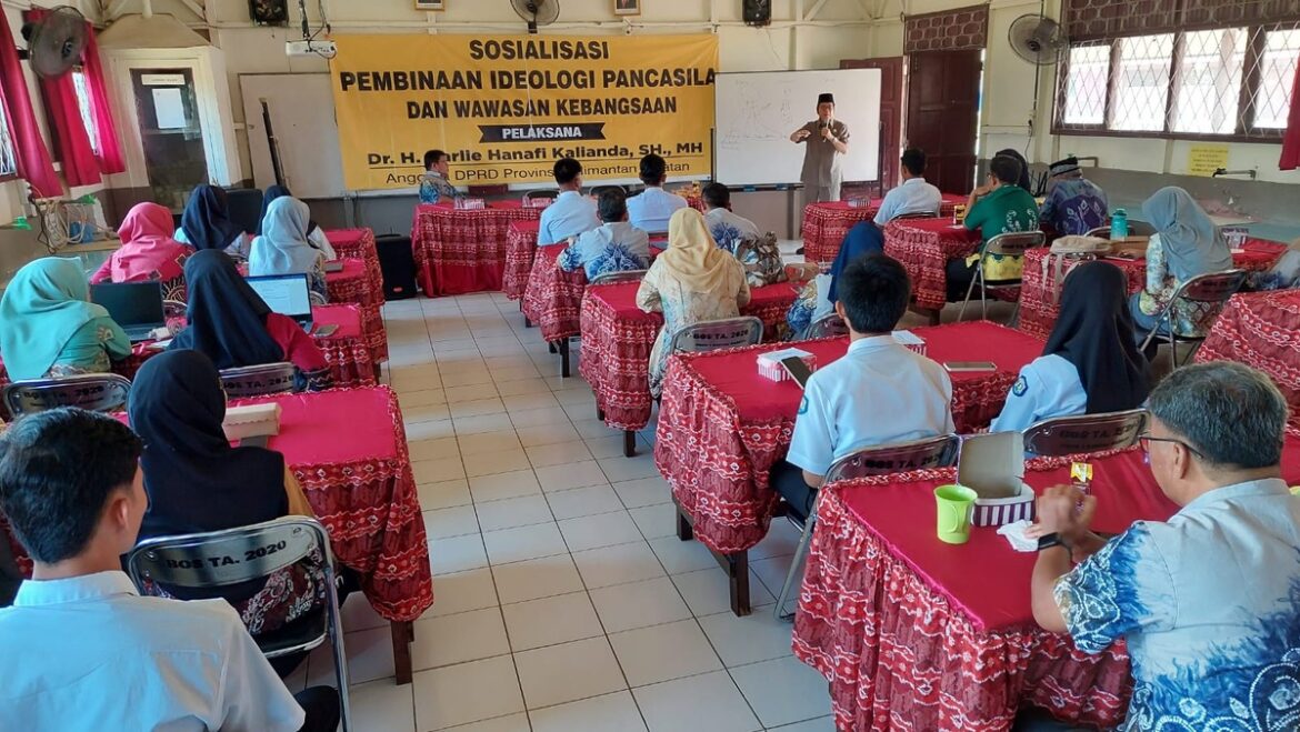 Anggota DPRD Provinsi Kalsel Dr H Karlie  Hanafi Kalianda, SH MH saat memaparkan tentang Nilai-nilai Ideologi Pancasila di SMA Negeri I Rantau Badauh Kecamatan Rantau Badauh Kabupaten Barito Kuala, Kamis (21/9/2023).(foto : ist)