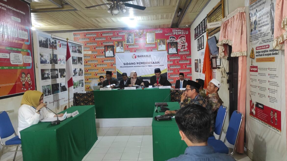Sidang di Kantor Bawaslu Kabupaten HST.(foto : yufanata/brt)