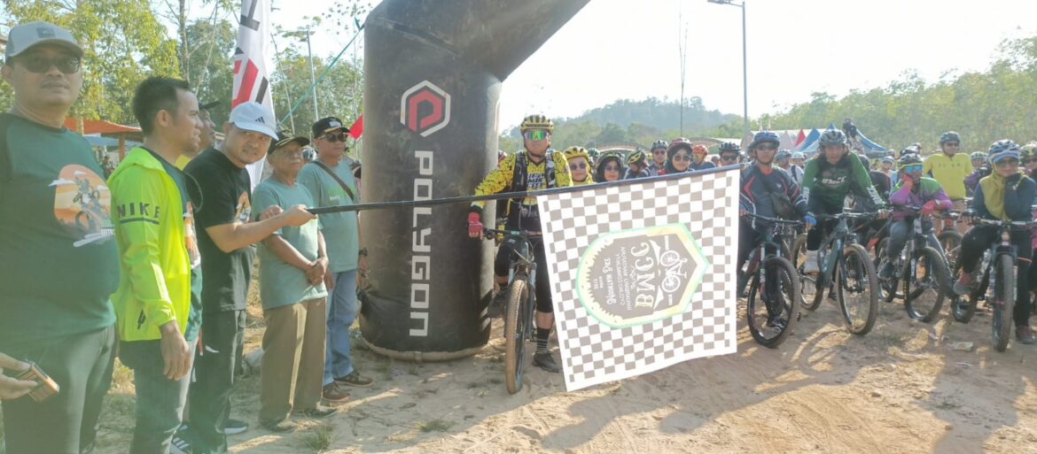 Acara pelepasan peserta gowes MTB Epic yang digelar BMCC dalam rangka memperingati Haornas, Minggu (24/9/2023) di Alamroh 88 Kiram Park Kabupaten Banjar. (foto: Tolah/brt)