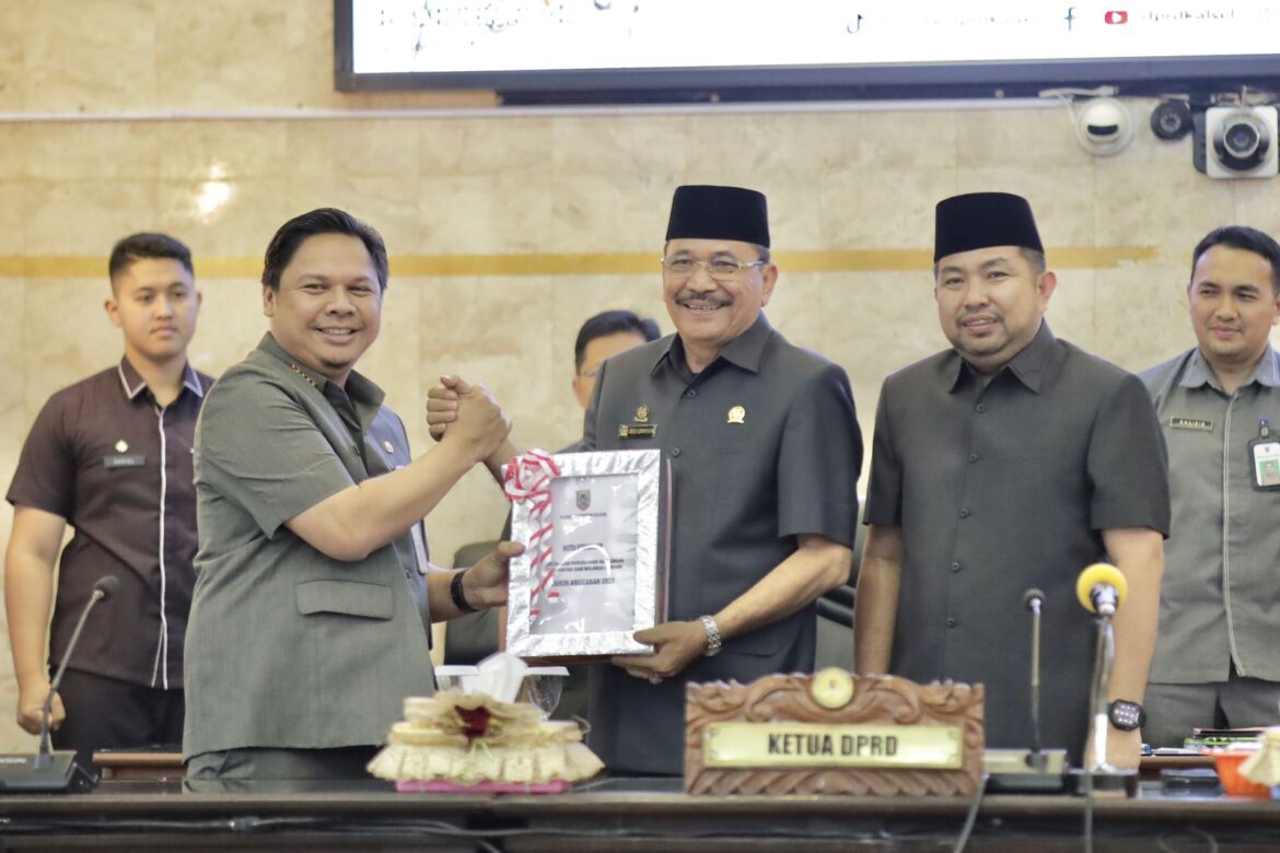 Sekdaprov Kalsel Roy Rizali Anwar menyerahkan dokumen pengantar Nota Keuangan dan RAPBD Kalsel Perubahan Tahun Anggaran 2023 kepada Ketua DPRD Provinsi Kalsel DR (HC) H Supian HK SH MH dalam rapat paripurna.(foto : humasdprdkalsel)