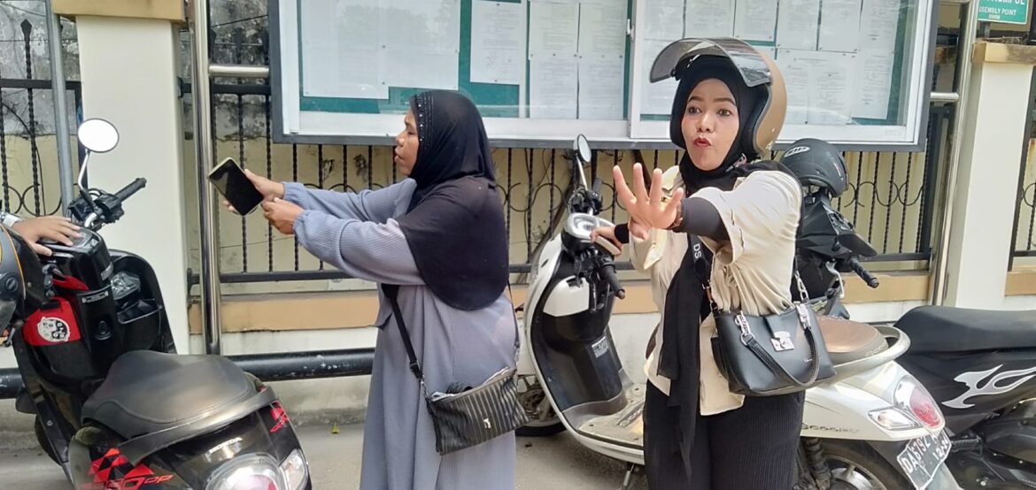 Ibu korban M.Taufik Rahman ketika berada di halaman PN Banjarmasin.