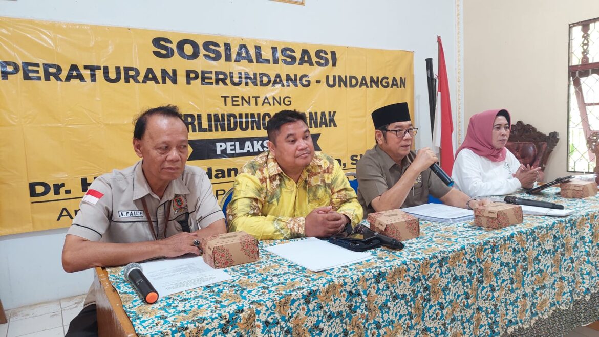 Anggota Komisi II DPRD Provinsi Kalsel Dr H Karlie Hanafi Kalianda, SH MH saat melakukan Sosialisasi Rancangan Peraturan/Peraturan Perundang-undangan tentang Peraturan Daerah Provinsi Kalsel Nomor 11 Tahun 2018 tentang Pemberdayaan Perempuan dan Perlindungan Anak di Kecamatan Wanaraya Kabupaten Barito Kuala, Sabtu (9 /9).(foto : ist)