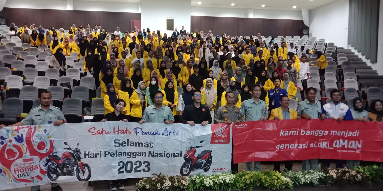 Peserta dan Narasumber di Seminar Safety Riding ‘Kami Bangga Generasi #Cari_Aman’ di FEB ULM Banjarmasin (foto:barito post)