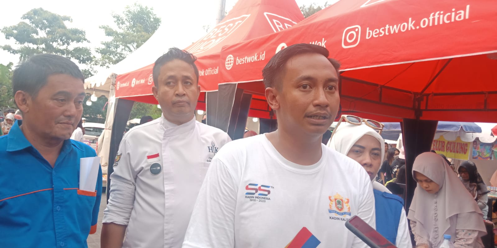M Akbar Utomo Setiawan Ketua Kadin Kota Banjarmasin saat berada disela Lomba Memasak (foto:barito post)