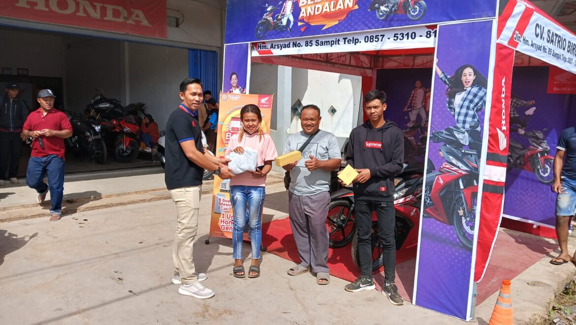 Para pemenang lomba diberikan hadiah oleh Satrio Biru Motor