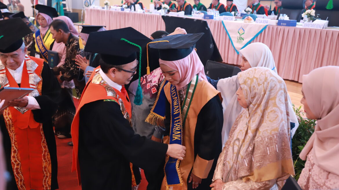 Rektor UIN Antasari Prof Dr H Mujiburrahman MA memakaikan selempang kepada wisudawan/ti terbaik UIN Antasari Banjarmasin (foto:istimewa)