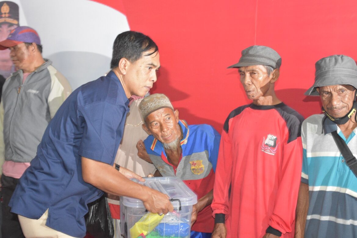 CEO Pelindo Sub Regional 3 Kalimantan Fariz Hariyoso untuk menyerahkan secara langsung bantuan gratis (foto:istimewa)