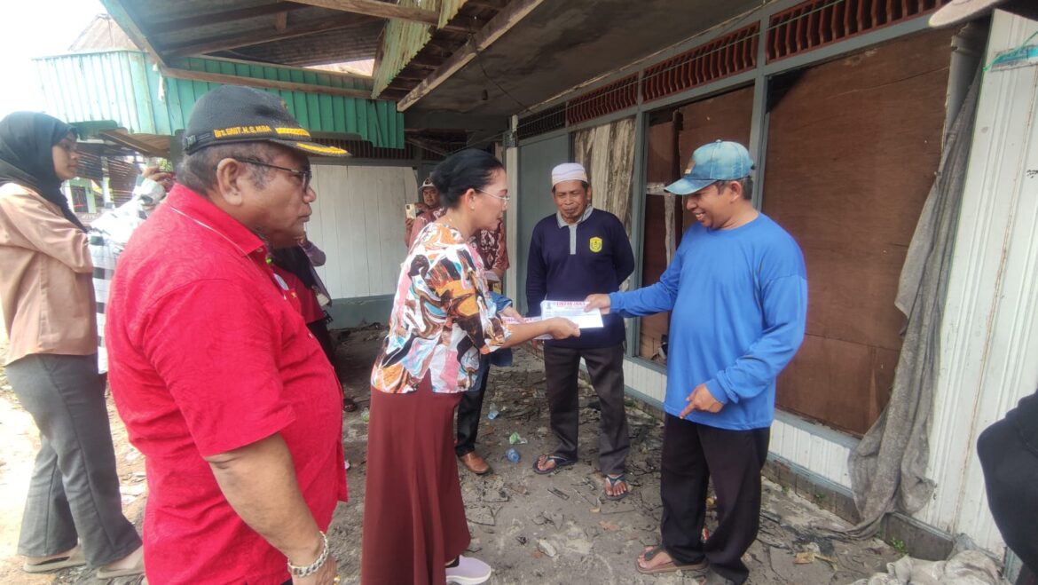Ketua Komisi IV DPRD Kota Banjarmasin Saut Nathan Samosir didampingi Roida Simanjorang (isteri) Menyerahkan Bantuan untuk Korban Kebakaran Gang BKIA Jalan Belitung Darat (foto:istimewa)