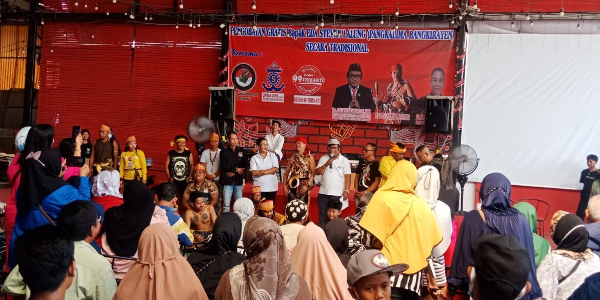 Pemilik Kedai 99 Trisakti Drs. Saut Nathan Samosir, M.B.A memberikan sambutan tanda dimulainya pengobatan gratis (foto;baritopost)