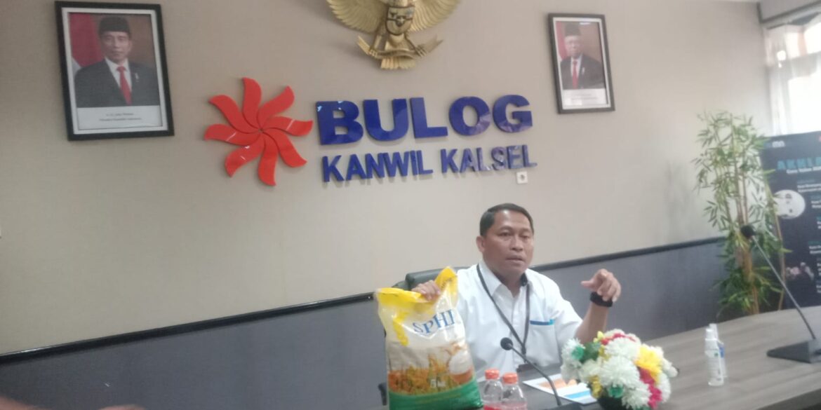 Kepala Bulog Regional Kalsel Taufan Akib Memperlihatkan Beras SPHP yang relatif laris walau harganya naik (foto:baritopost)
