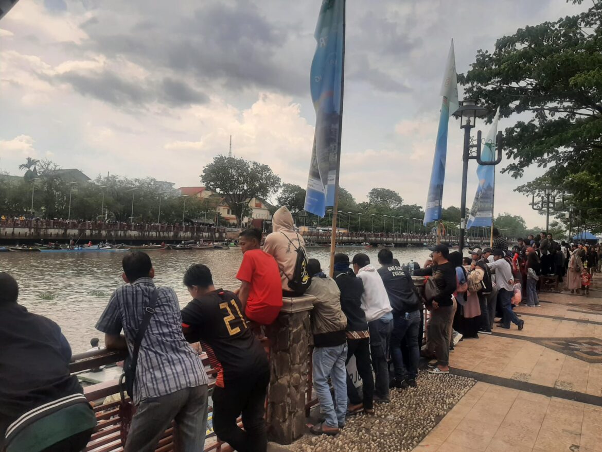 Penonton penuhi pagar siring sungai di Banjarmasin.