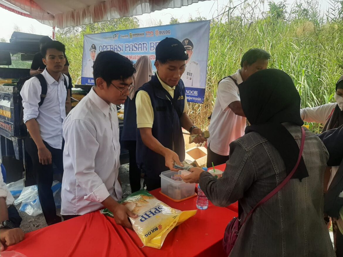 Beras Murah SPHP diminati warga Sungai Andai, Banjarmasin.