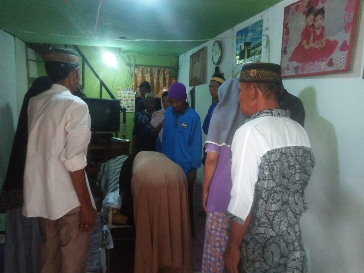 CIUM ANAK-Untuk terkahir kalinya Bahriah alias Babar mencium kening anaknya bernama Didi Darmadi alias Didit sebelum dikuburkan di alkah setempat Jalan Jahri Saleh Kelurahan Sungai Jingah Banjarmasin Utara, Minggu (8/10/2023) siang. (foto:sum/brt)