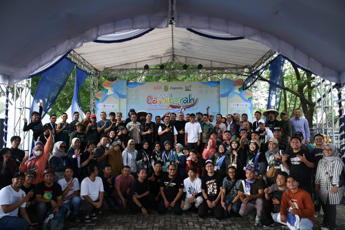 Wali Kota Banjarmasin, Ibnu Sina bersama pelaku usaha kreatif di Banjarmasin.