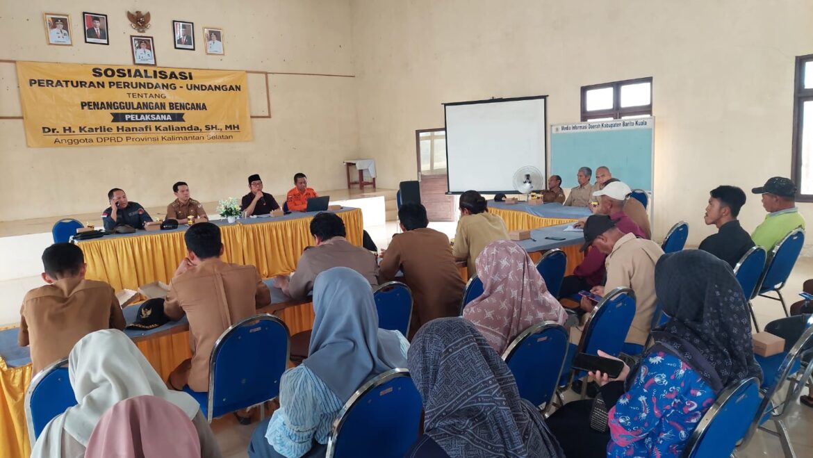 Anggota DPRD Provinsi Kalsel Dr H Karlie Hanafi Kalianda, SH MH saat memaparkan materi Sosialisasi tentang Penanggulangan Bencana di Kecamatan Jejangkit, Kabupaten Batola, Selasa (3/10/2023).(foto : ist)