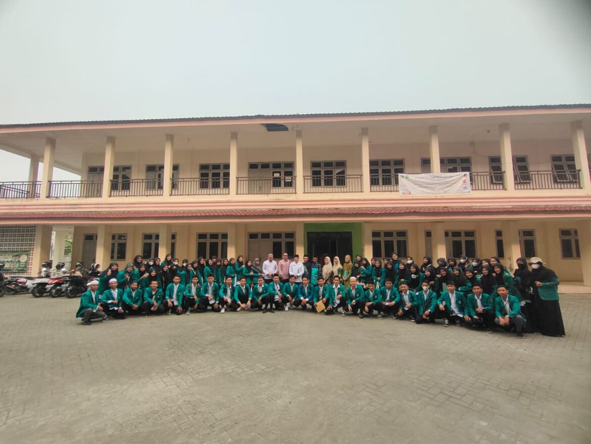 Mahasiswa KKN Peduli Stunting STAI Al-Washliyah Barabai foto bersama sebelum dimulainya kegiatan tersebut.(foto : yufanata/brt)