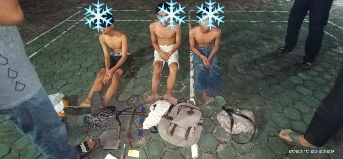 SIMPAN SAJAM - Dua dari tiga remaja simpan sajam diringkus pihak Polsek Banjarmasin Tengah, Rabu (25/10/2023) malam. (foto:ist)