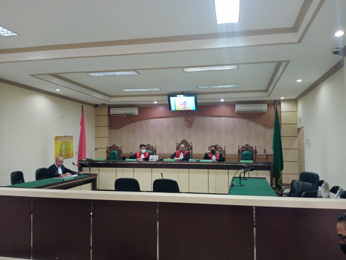 Mantan Kades Talusi Arbani saat mendengarkan dakwaan JPU atas perkaranya yang diduga telah melakukan tindak pidana korupsi.