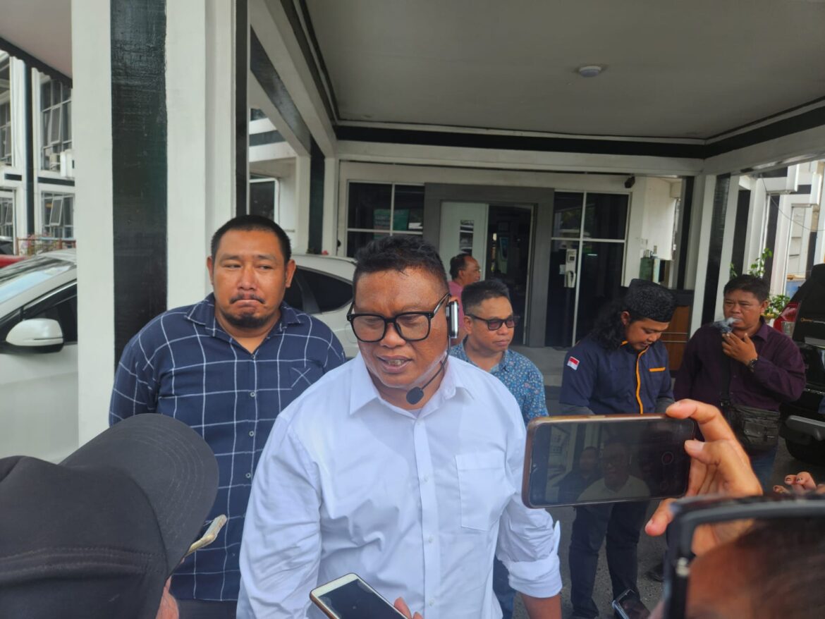KETUA LSM Komite Anti Korupsi Indonesia (KAKI) KalselH Akhmat Husaini sewaktu wawancara dengan media cetak dan elektronik beberapa waktu lalu (foto dokumen pribadi )