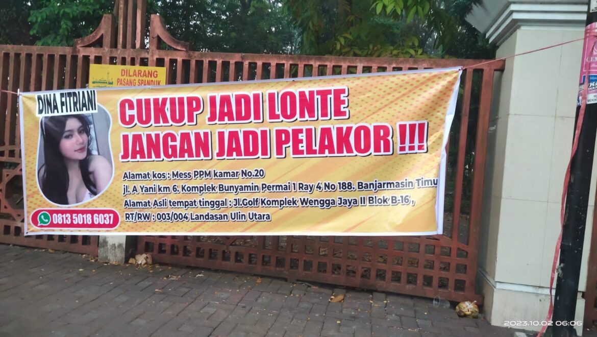 SPANDUK PELAKOR - Inilah Spanduk yang terpasang di pagar Masjid Raya Sabilal Muhtadin Banjarmasin disoroti pihak kepolisian dan warga netizen, Rabu (4/10/2023). (foto:ist)