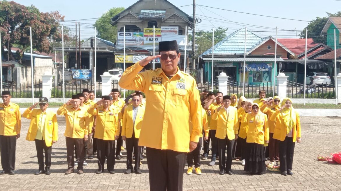 Ketua DPD Partai Golkar Provinsi Kalsel H Sahbirin Noor saat memimpin upacara di Taman Makam Pahlawan Bumi Kencana Landasan Ulin Kota Banjarbaru.(foto : ist)