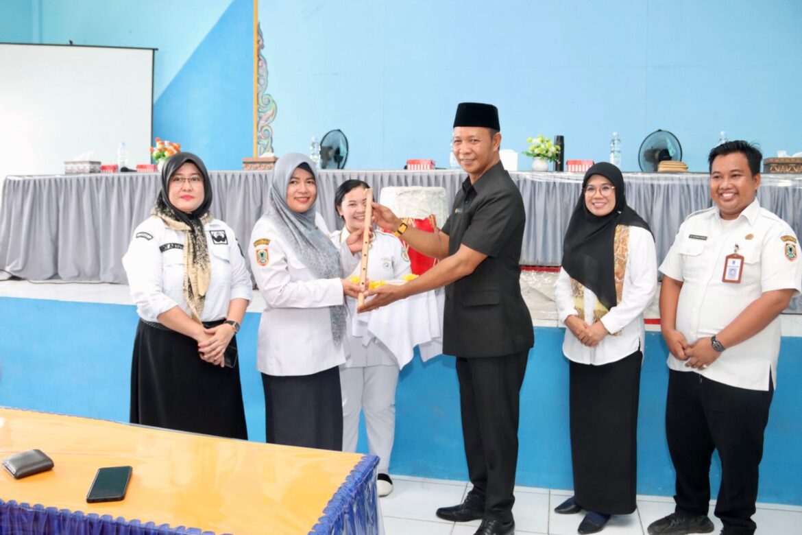 Wakil Ketua Komisi II DPRD Kalsel Muhammad Yani Helmi saat menyerahkan alat kesenian kepada SMK Negeri 2 Kecamatan Simpang Empat Kabupaten Tanbu bantuan dari Disdikbud Provinsi Kalsel.(foto : ist)