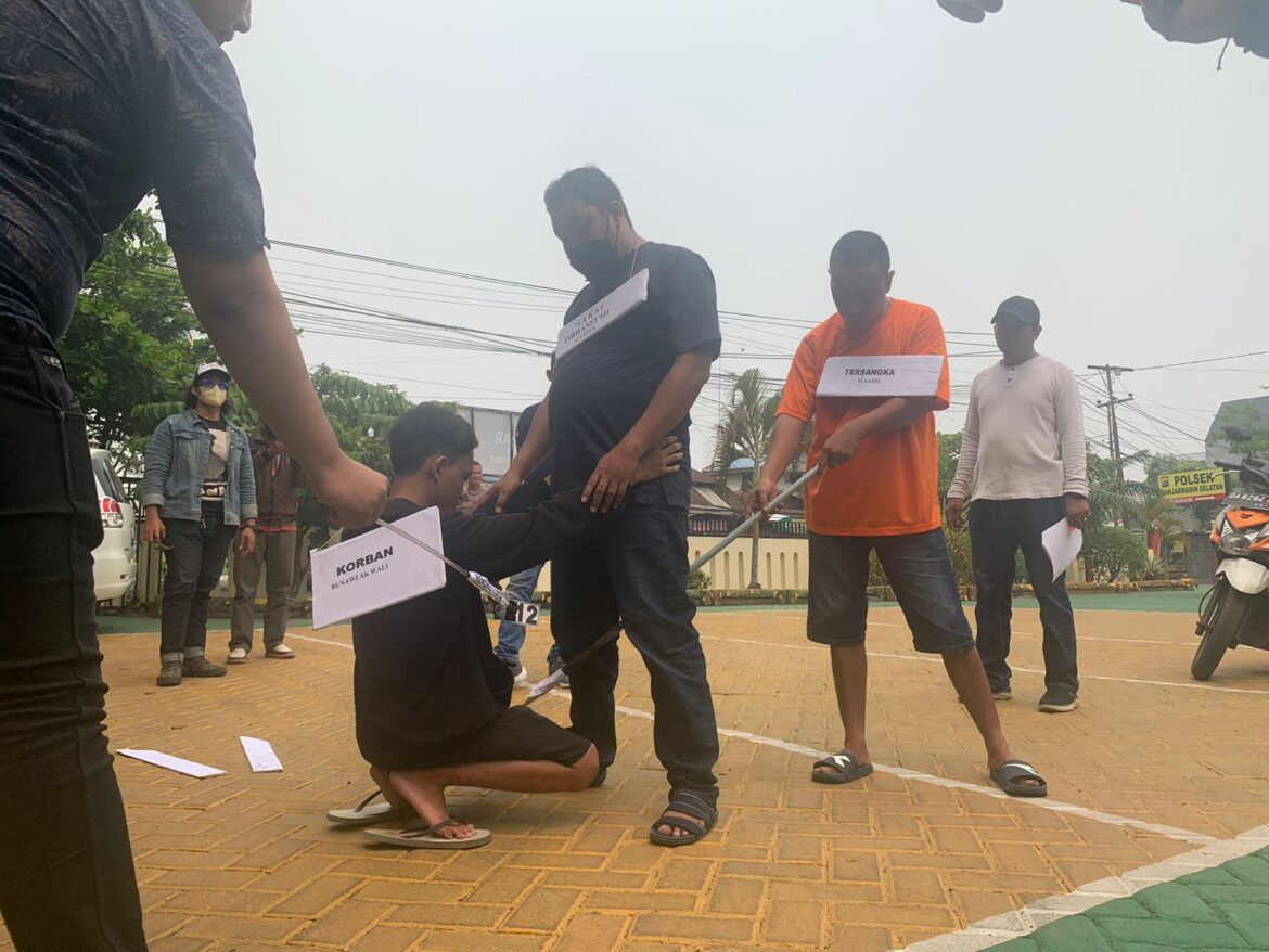 TUSUK KORBAN-pelaku saat menusuk korban dan senpat lerai oleh saksi, diperagakan dalam 13 adegan oleh Polsek Banjarmasin Selatan, Rabu (4/10/2023) pagi. (foto:ist)