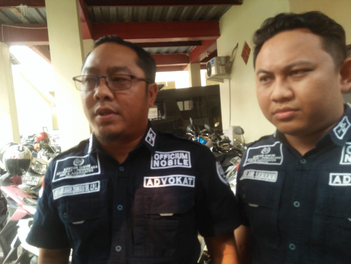 PENASEHAT HUKUM- Ahmad Mujahid Zakaria SHMH dan Badrul Aini SHMH,MM saat menjelaskan terkait dua kliennya dilaporkan kasus penipuan Travel Haji dan Umroh, Selasa (3/10/2023). (foto:sum/brt)