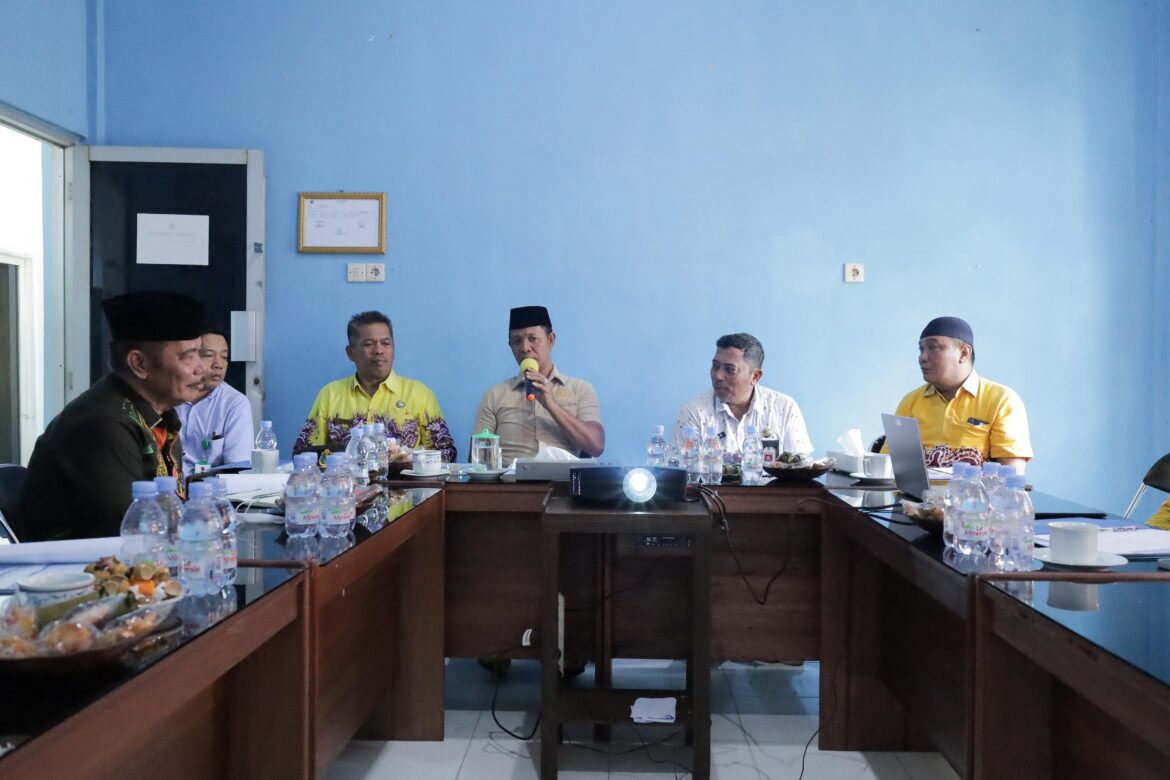 Rombongan Komisi II DPRD Provinsi Kalsel didampingi Kepala Dinas Kelautan dan Perikanan Provinsi Kalsel Rusdi Hartono kunjungan kerja ke PPP Batulicin Kabupaten Tanbu.(foto : humasdprdkalsel)