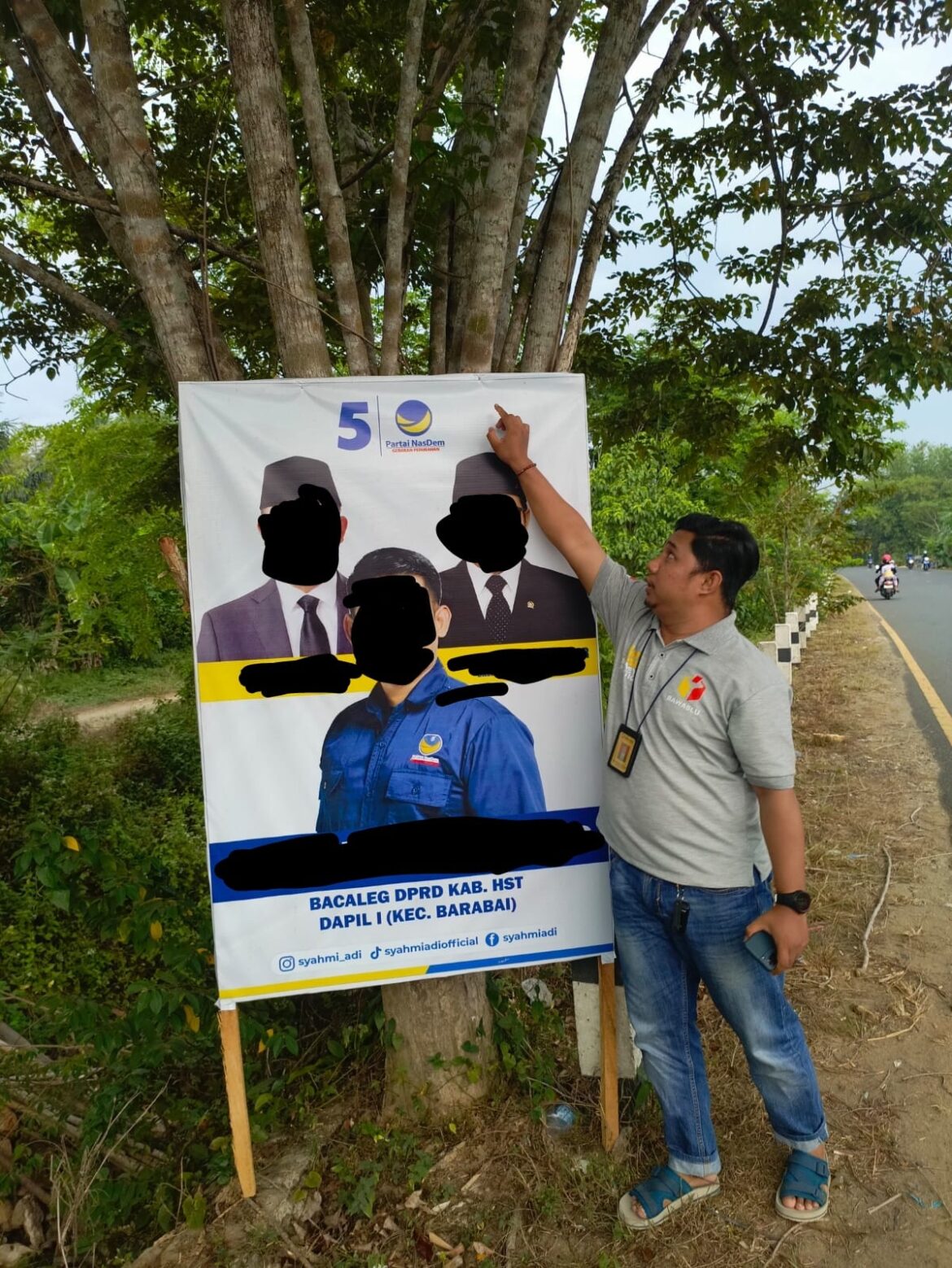 Pelanggaran APS yang terpasang di pohon dan dipaku di wilayah Kabupaten HST.(foto : yufanata/brt)