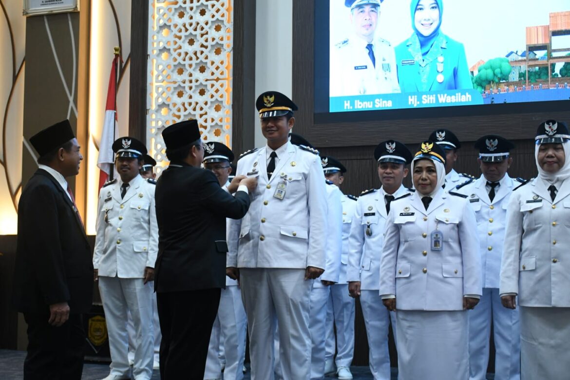 Penyematan tanda jabatan kepada Camat Banjarmasin Barat, Dr Ibnu Sabil oleh Wali Kota Banjarmasin, Ibnu Sina.