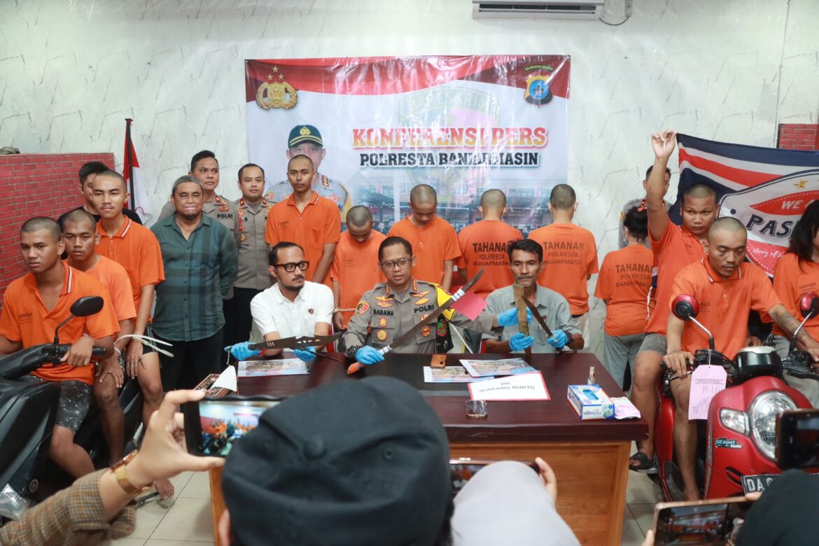 GANGSTER -Kapolresta Banjarmasin Kombes Pol Sabama Atmojo Martosumito saat menggelar pelaku anggota Gengster Pasber yang meresahkan masyarakat Banjarmasin karena ulah pengeroyokan tanpa motif, Kamis (26/10/2023) sore. (foto:ist)