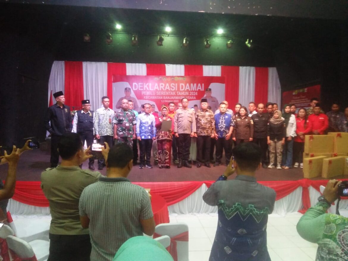 DEKLARASI DAMAI - Jajaran Forkompimca Banjarmasin Utara saat melaksanakan Deklarasi Pemilu Damai serentak tahun 2024 dipimpin Kapolresta Banjarmasin Kombes Pol Sabana dan Jetua KPU setempat, Kamis (12/10/2023) siang. (foto:ist)