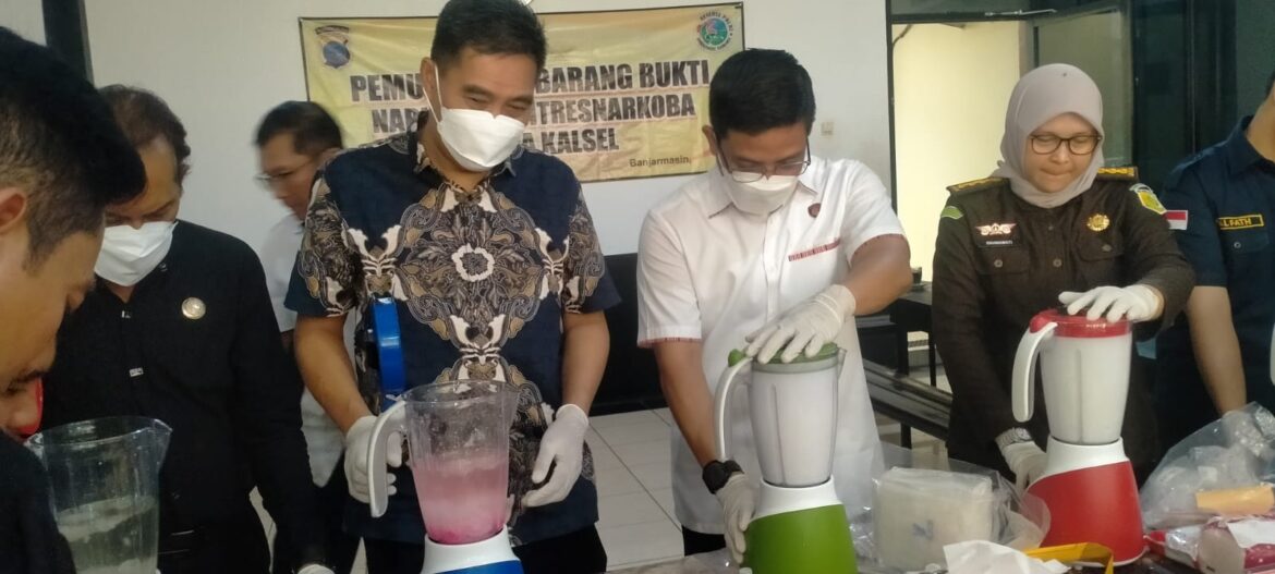 DIREKTUR Ditresnarkoba Polda Kalsel, Kombes Pol Kelana, didampingi perwakilan Kejaksaan Tinggi Kalsel, Kabid Pemberantasan BNNP Kalsel, Kombes Pol Totok Lisdiarto,Balai POM Banjarmasin melakukan pemusnahan barbuk sabu dg cara di blender (foto Mercy)