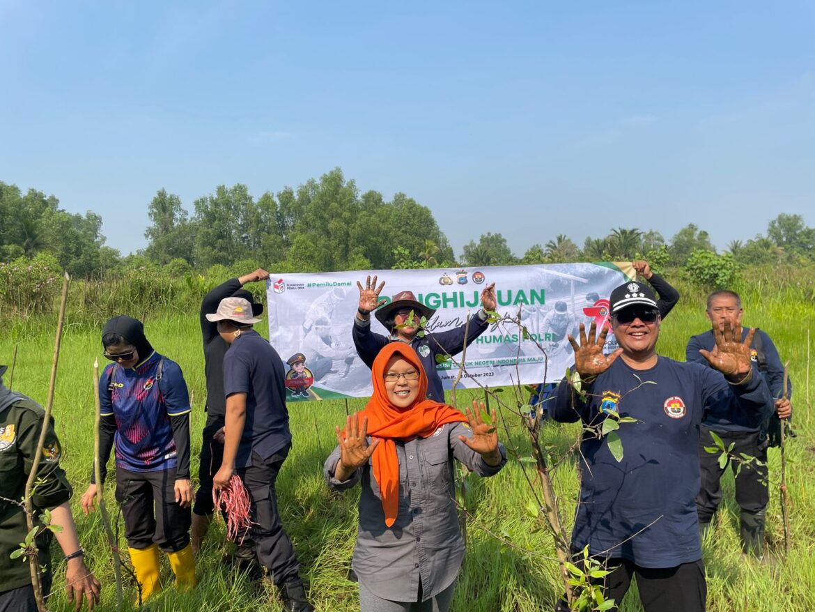KABID Humas Polda Kalsel, Kombes Pol Mochamad Rifa'i dan Founder Yayasan Sahabat Bekantan Indonesia, Dr Amalia Rezeki saat akan melakukan penanaman pohon (foto Iman Satria)