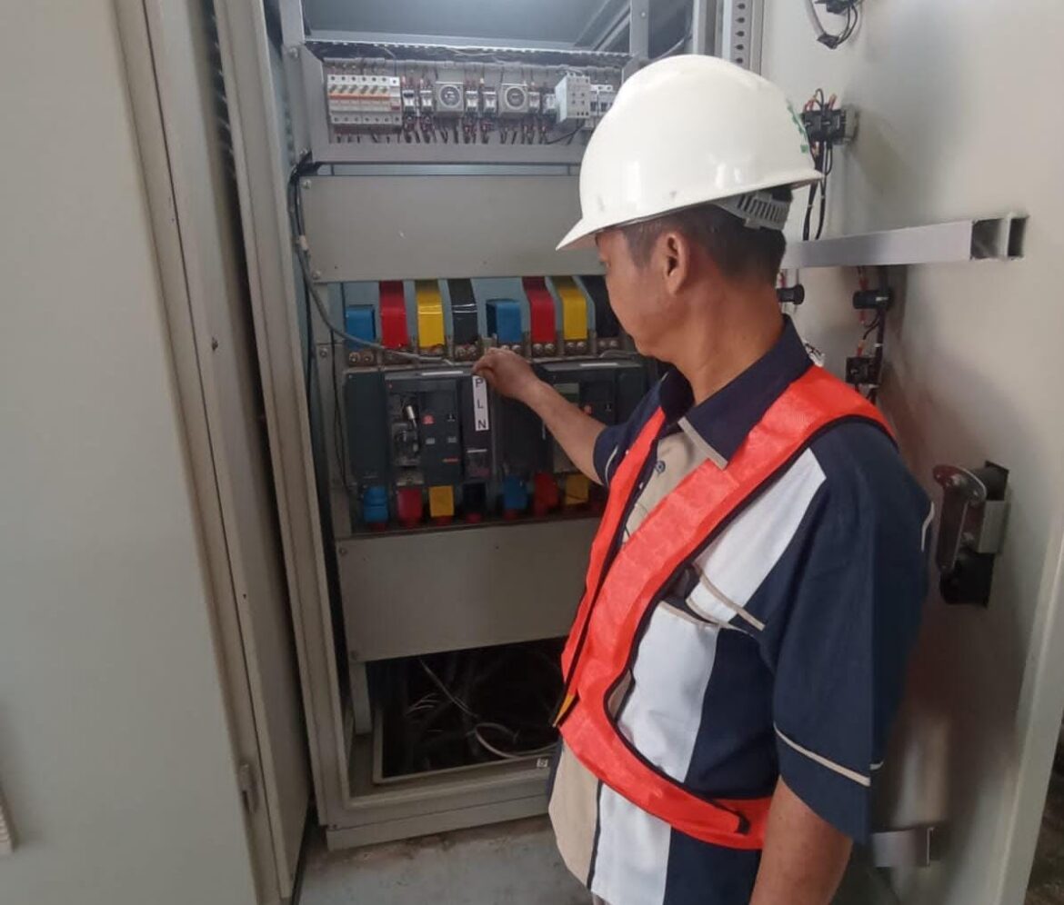 Petugas melakukan pengecekan kondisi MCCB PAM Bandarmasih.