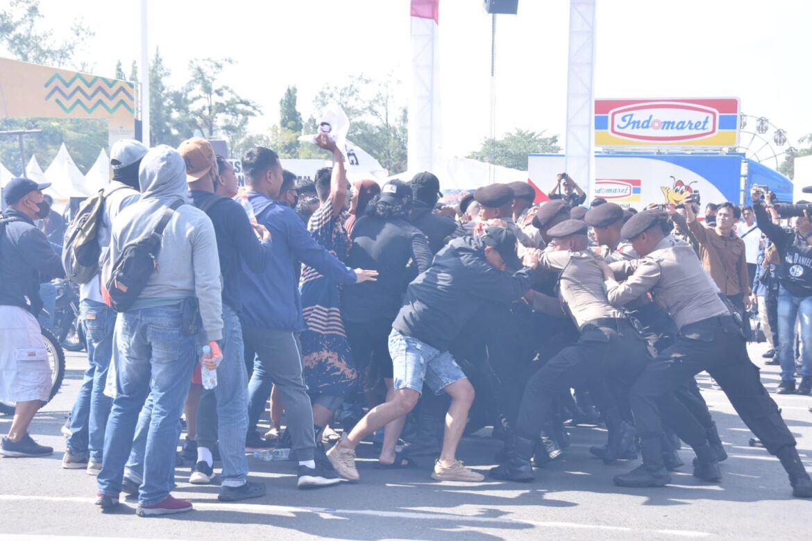 Kegiatan Sispamkot persiapan Pemilu 2024 di depan Balai Kota Banjarbaru (foto Istimewa)