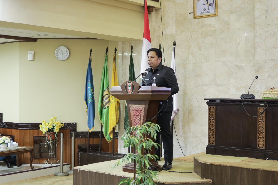 Sekdaprov Kalsel Roy Rizali Anwar menyampaikan pendapat akhir gubernur terhadap Raperda P4GN dan Pajak dan Retribusi Daerah dalam rapat paripurna DPRD Provinsi Kalsel.(foto : humasdprdkalsel)