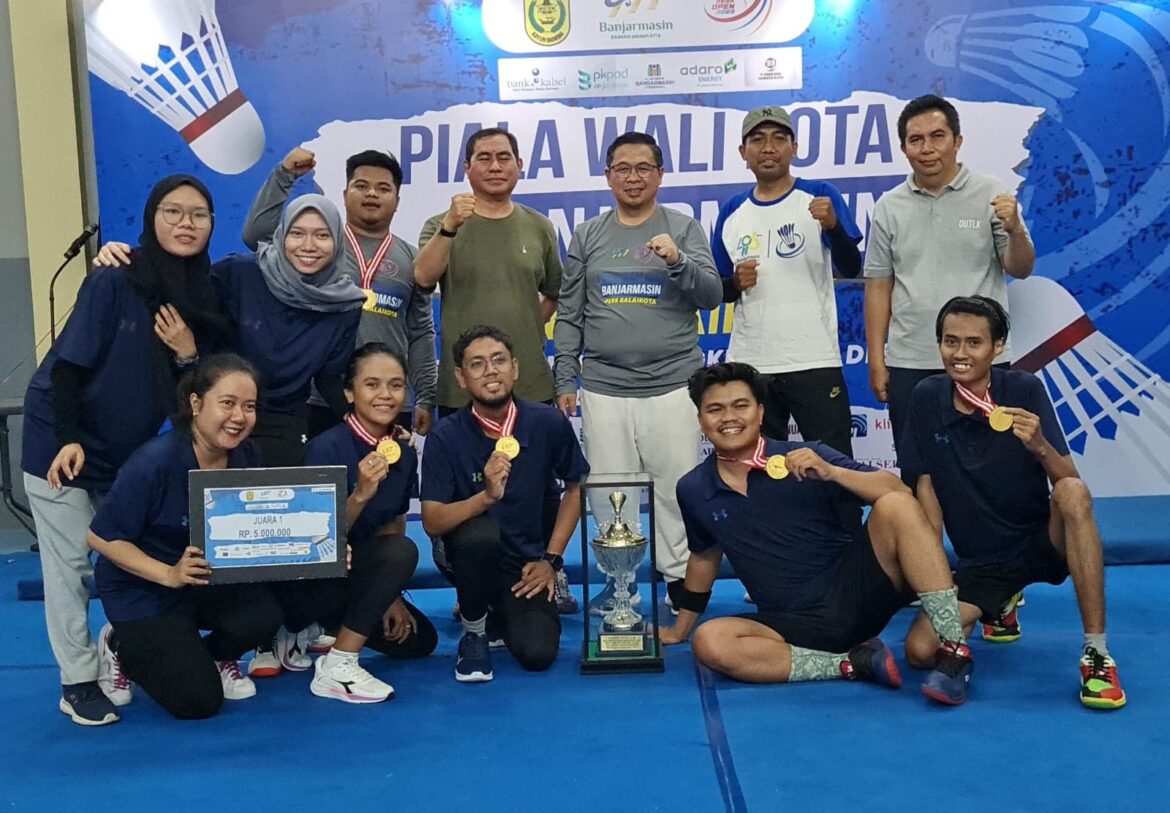 Kemenangan Press room Balai Kota Banjarmasin disambut Wali Kota Banjarmasin, Ibnu Sina dan Ketua PWI Kalsel, Zainal Helmie.