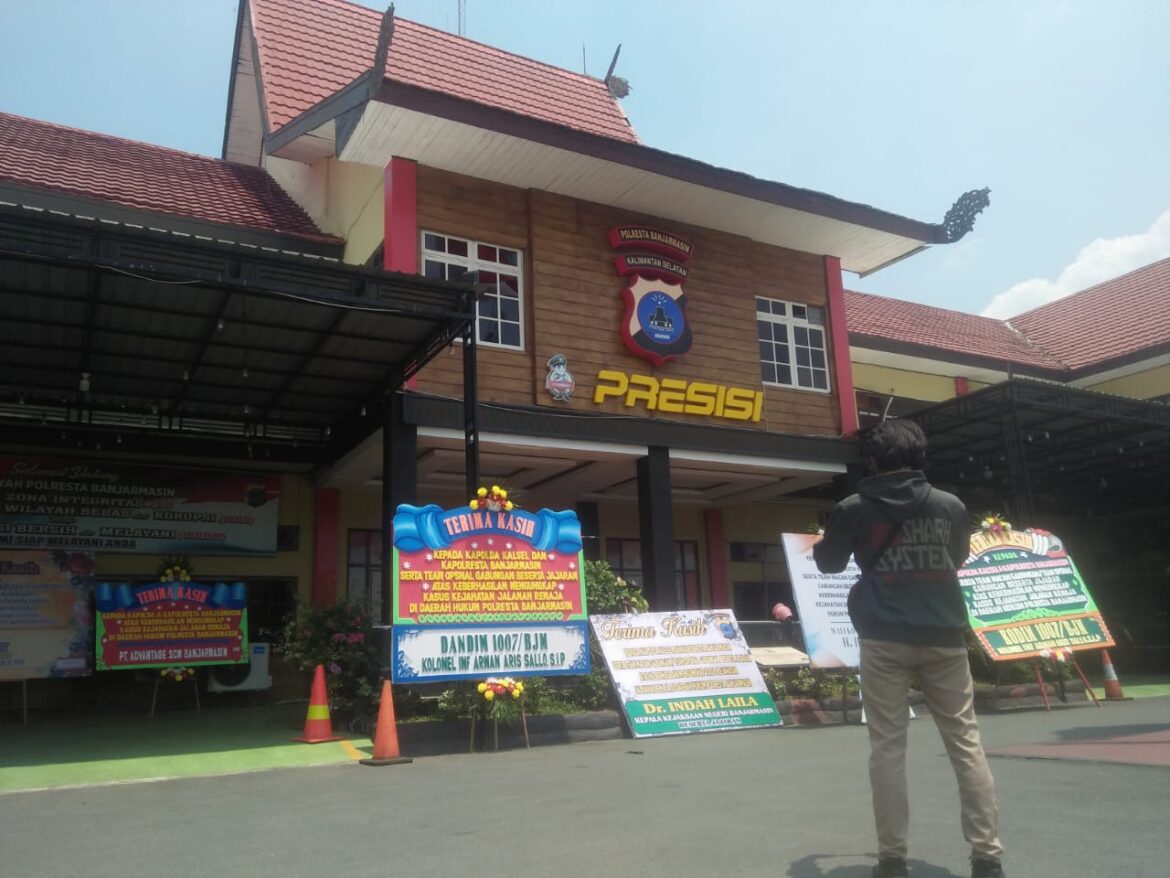 UCAPAN KEBERHASILAN - Halaman Polresta Banjarmasin dipenuhi ucapan apresiasi atas kinerja menumpas gengster Pasber 027 yang meresahkan masyarakat hingga berhasil diringkus tim gabungan kepolisian, Senin (30/10/2023). (foto:sum/brt)