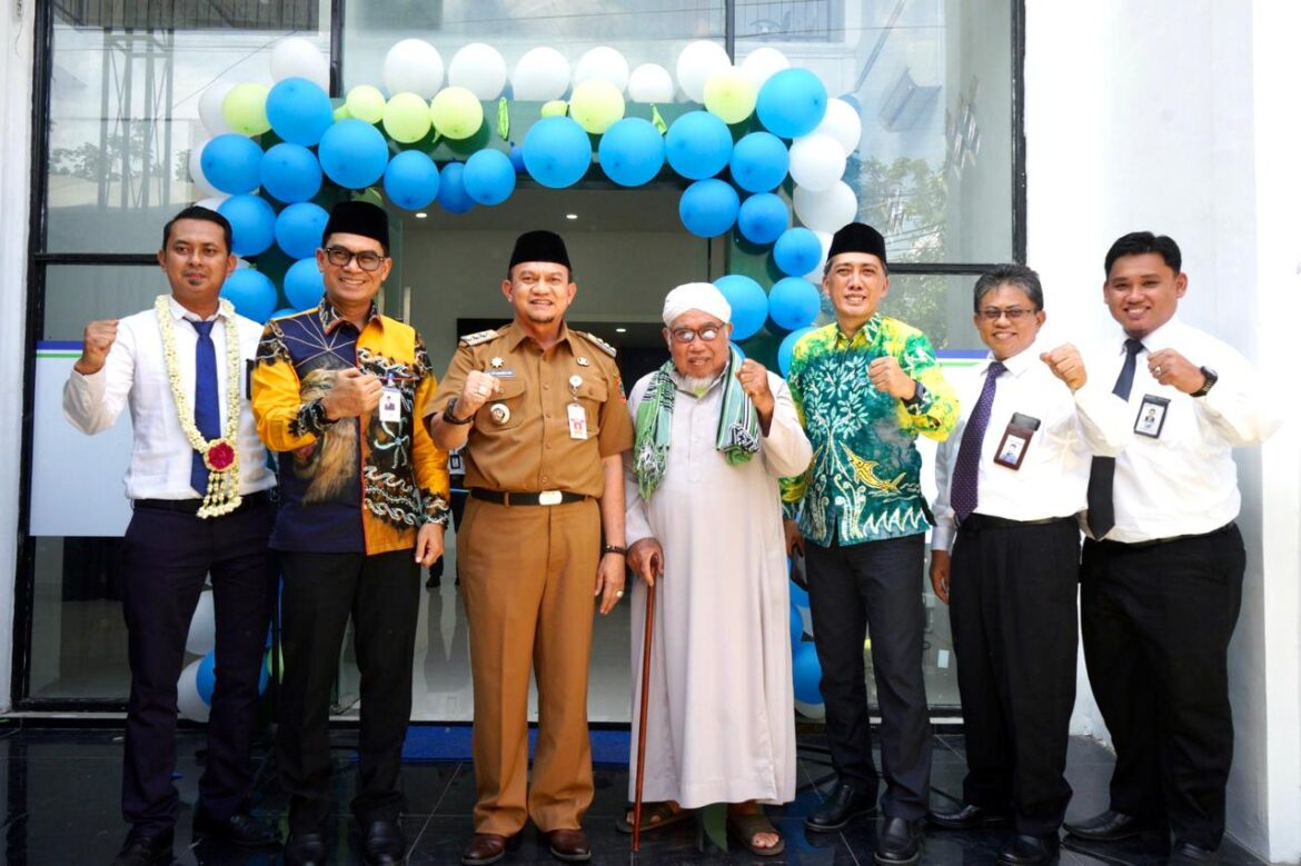 Pj Bupati HSS, Hermansyah, Komisaris Utama Bank Kalsel, Hatmansyah, Direktur Utama Bank Kalsel, Fachrudin, Ketua MUI Daha Selatan, KH. Abdul Hasan dan Kepala Cabang Pembantu (KCP) Nagara (foto:humas Bank Kalsel)