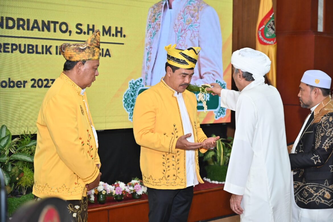 Wakapolri Komjen Pol Drs. Agus Andrianto, S.H., M.H., diangkat sebagai warga kehormatan Kerukunan Bubuhan Banjar (KBB) (Foto:stimewa)