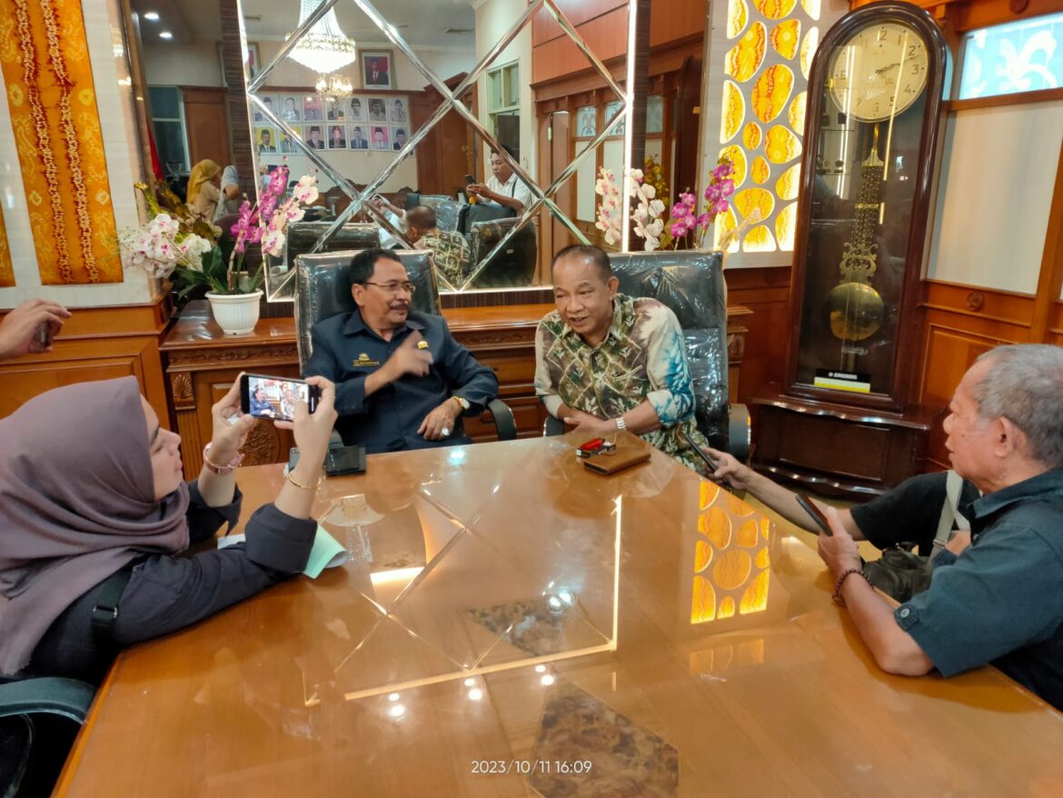 Sekretaris DPD Partai Golkar Provinsi Kalsel DR (HC) H Supian HK, SH, MH didampingi Wakil Ketua Bappilu DPD Partai Golkar Provinsi Kalsel H Puar Junaidi, S.Sos saat menjelasakan pergantian Ketua DPRD Kabupaten Balangan.(foto : sophan sopiandi/brt)