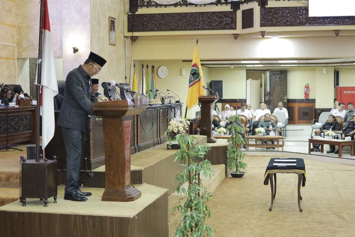 Ketua Pansus Raperda tentang Pajak Daerah dan Retribusi Daerah, Muhammad Yani Helmi saat menyampaikan laporan pansus di rapat paripurna DPRD Provinsi Kalsel di Banjarmasin.(foto : humasdprdkalsel)